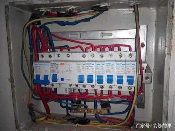配电箱安装不规范，安全隐患不容忽视 专业电工的警示与提醒